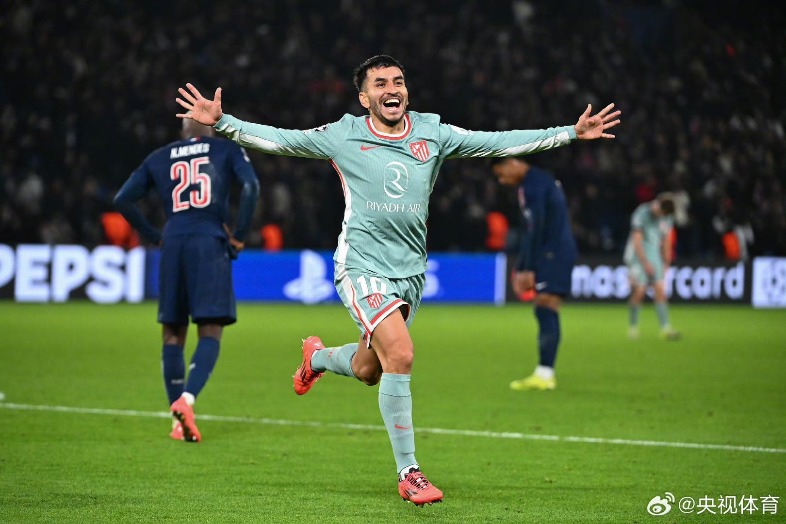 巴黎轻取塞维利亚,莱万点燃赛场 巴黎轻取塞维利亚,莱万点燃赛场