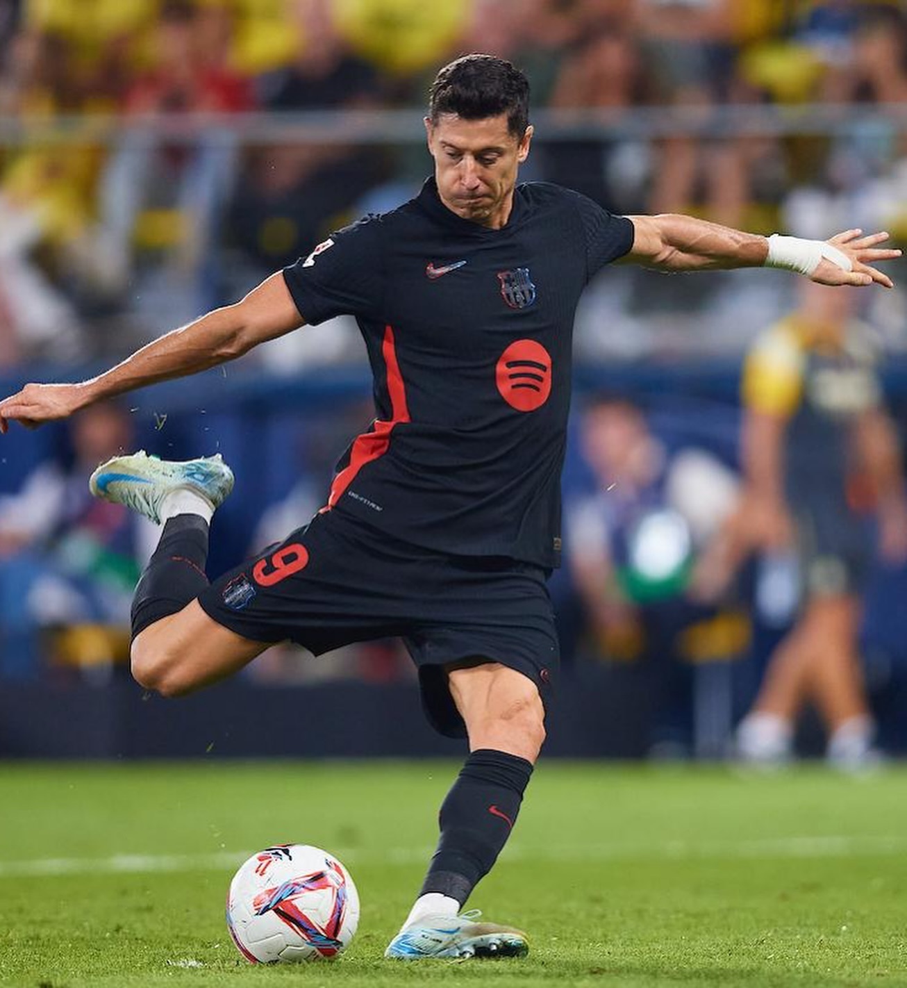 巴黎轻取塞维利亚,莱万点燃赛场 巴黎轻取塞维利亚,莱万点燃赛场